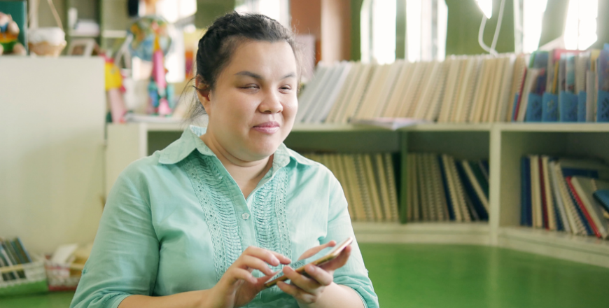 blind person using a cell phone